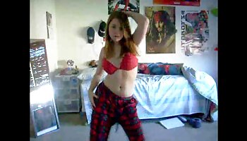 Bela transexual Bella Atrix usa a boca e a bunda para agradar filme de sexo com mulher transando um cara