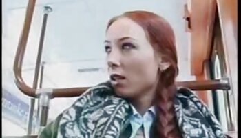Loira com seios enormes e doces curtindo um vibrador na filme pornô dois homens buceta