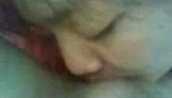 Um homem com vídeo pornô mulher transando com tesão fode e lambe a buceta da esposa grávida em um banheiro e na cama