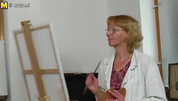 A bela TS Kalliny Nomura acaricia sua haste grossa com vídeos de mulheres fazendo pornô a ajuda de um vibrador