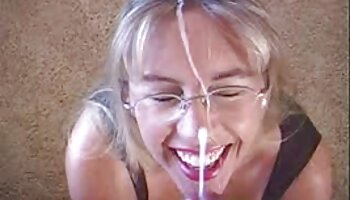 Loira brincando com um vibrador gigante filme de pornô mulher transando com cavalo