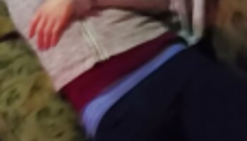 Um grupo de caras vídeo pornô de duas mulheres transando com tesão mostra uma jovem gostosa como gozar