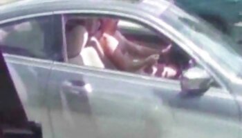 Loira peituda Stacey video porno duas mulheres e um homem Saran chupa e fode o taxista