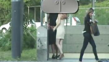 Transexual loira Sarina Valentina chupando um vídeo pornô de duas mulheres transando pau duro
